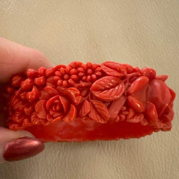 1930s/40s Early Plastic Art Deco Deeply Carved/Moulded Red Celluloid Bangle - Picture 3 of 8